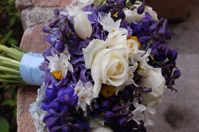 Bride'bouquet in purple and white